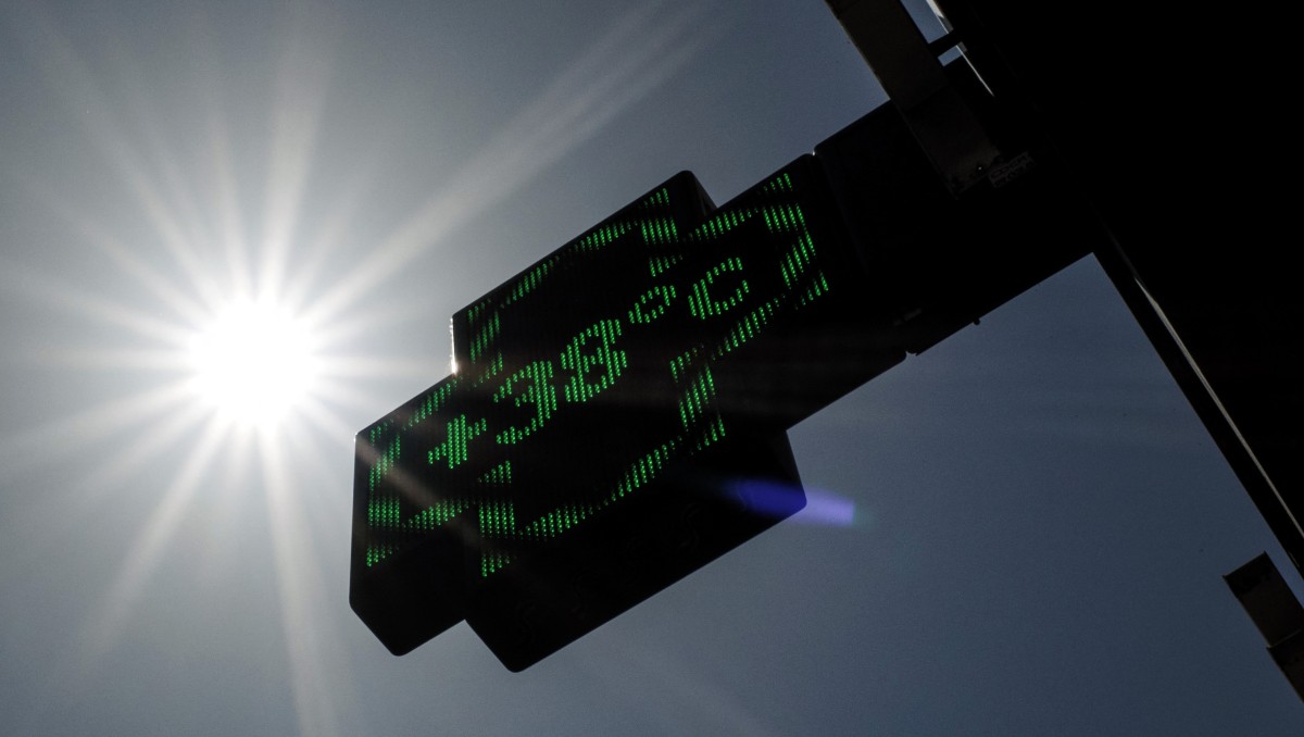 Ola calor récord deja muertos y funerarias colapsadas en Paris Francia