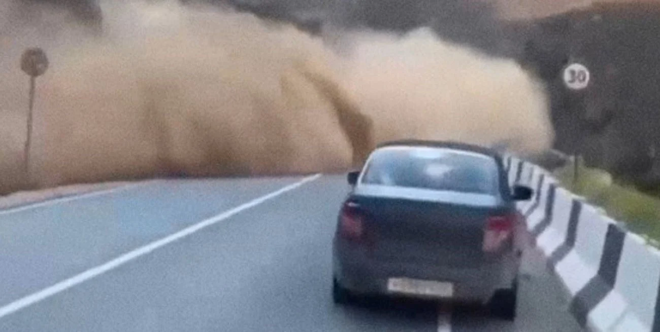 Segundos de terror en Rusia: enormes rocas casi sepultan a un auto en plena ruta