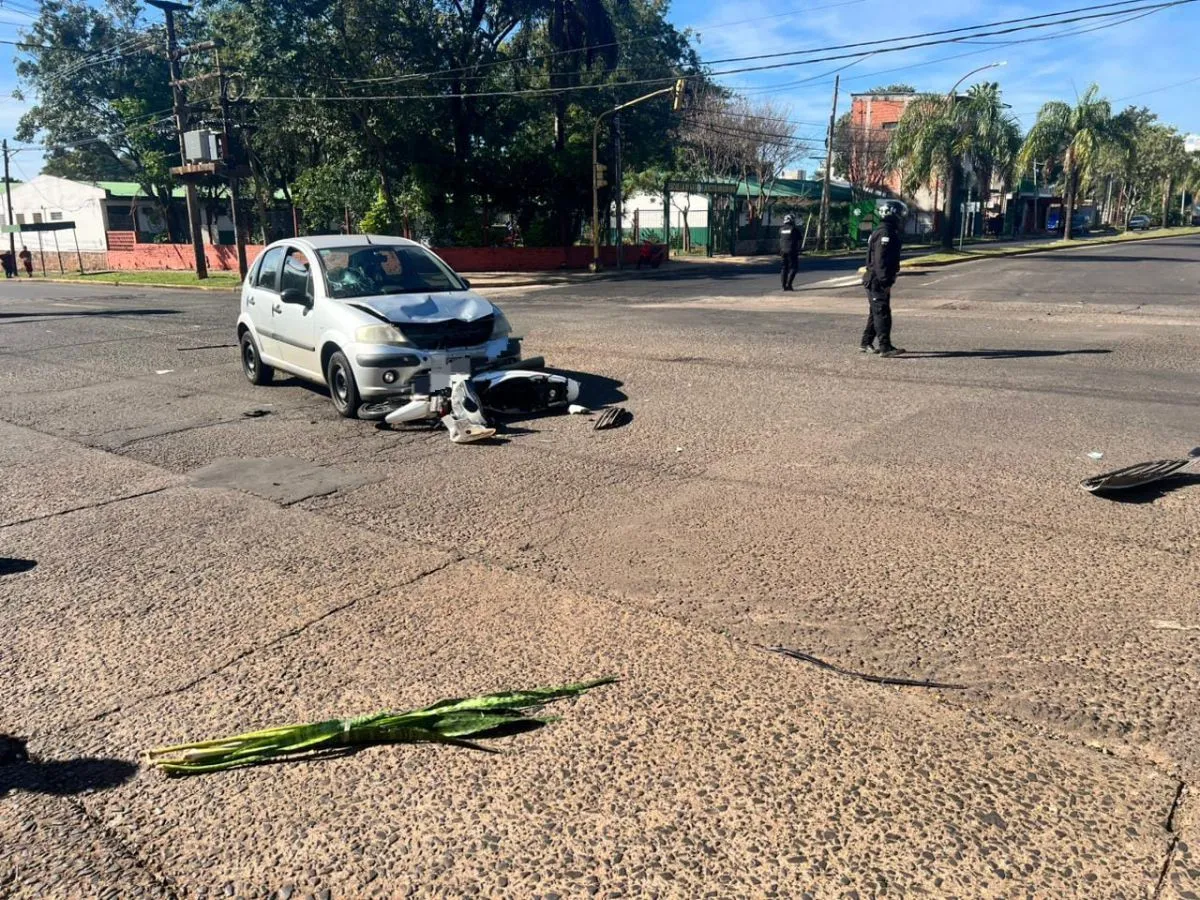 Posadas: una motociclista cruzó en rojo, chocó contra un auto y terminó hospitalizada