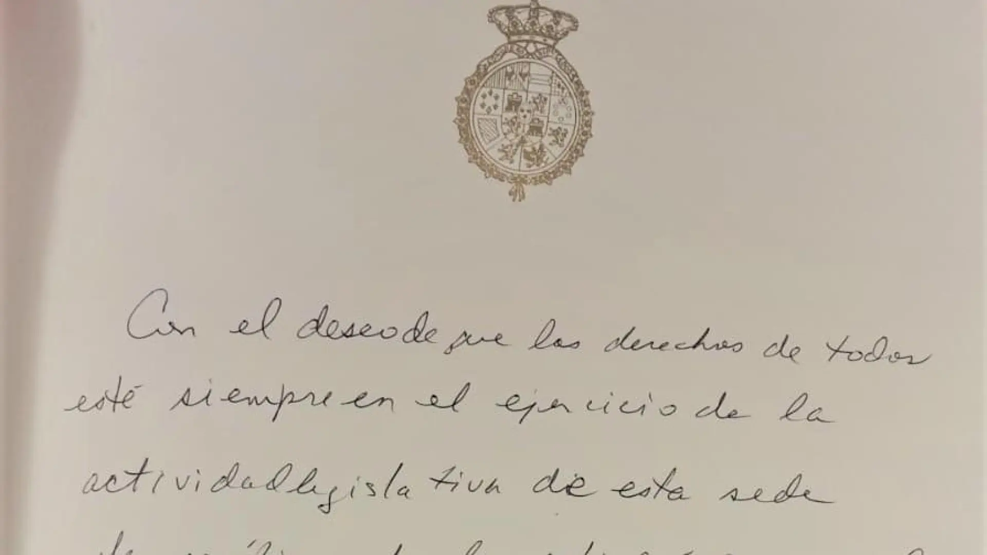 Este es el mensaje que de su puño y letra ha dejado escrito el Papa en el libro de honor del Congreso