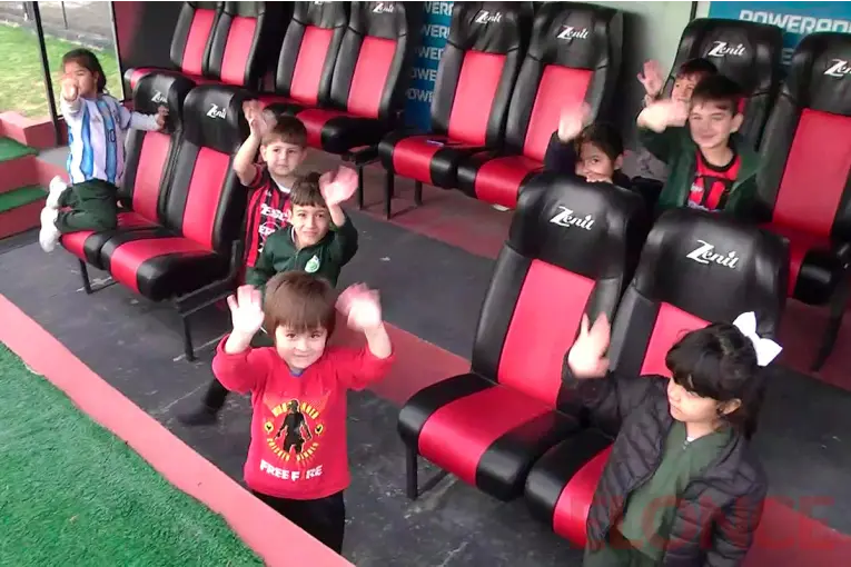 Niños de un jardín de infantes recorrieron el estadio de Patronato en una visita guiada