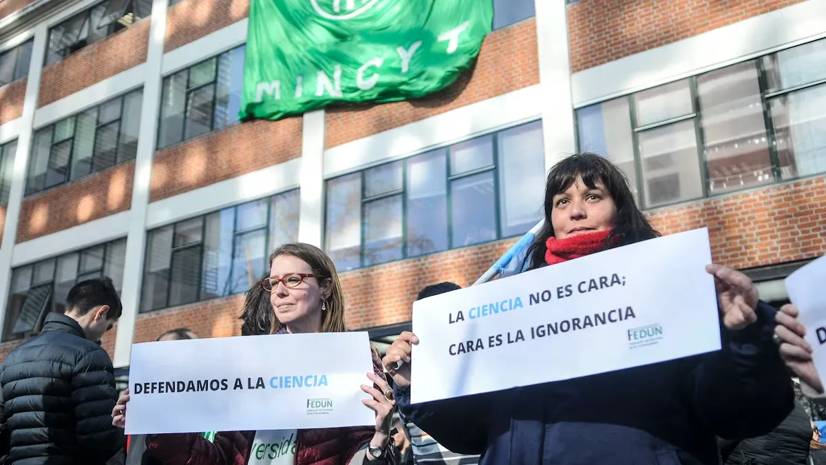 Alertan que es inminente el despido de casi 400 científicos en el CONICET