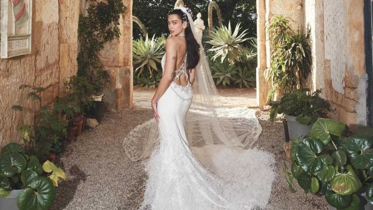 Así es el espectacular vestido de novia de Dua Lipa: requirió 1,155 horas de trabajo artesanal