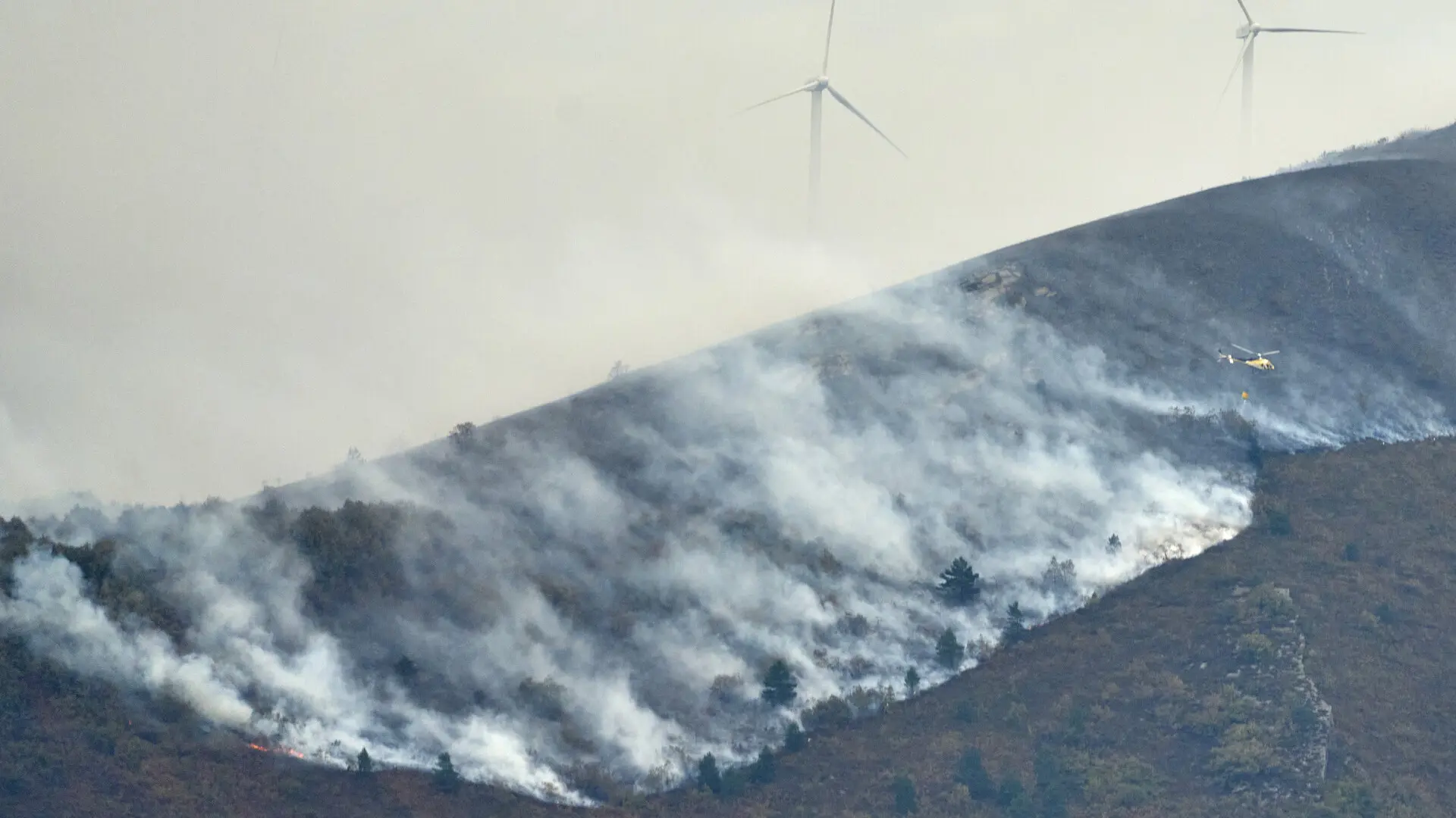 Los bomberos continúan trabajando para sofocar el incendio declarado en el monte Galarreta