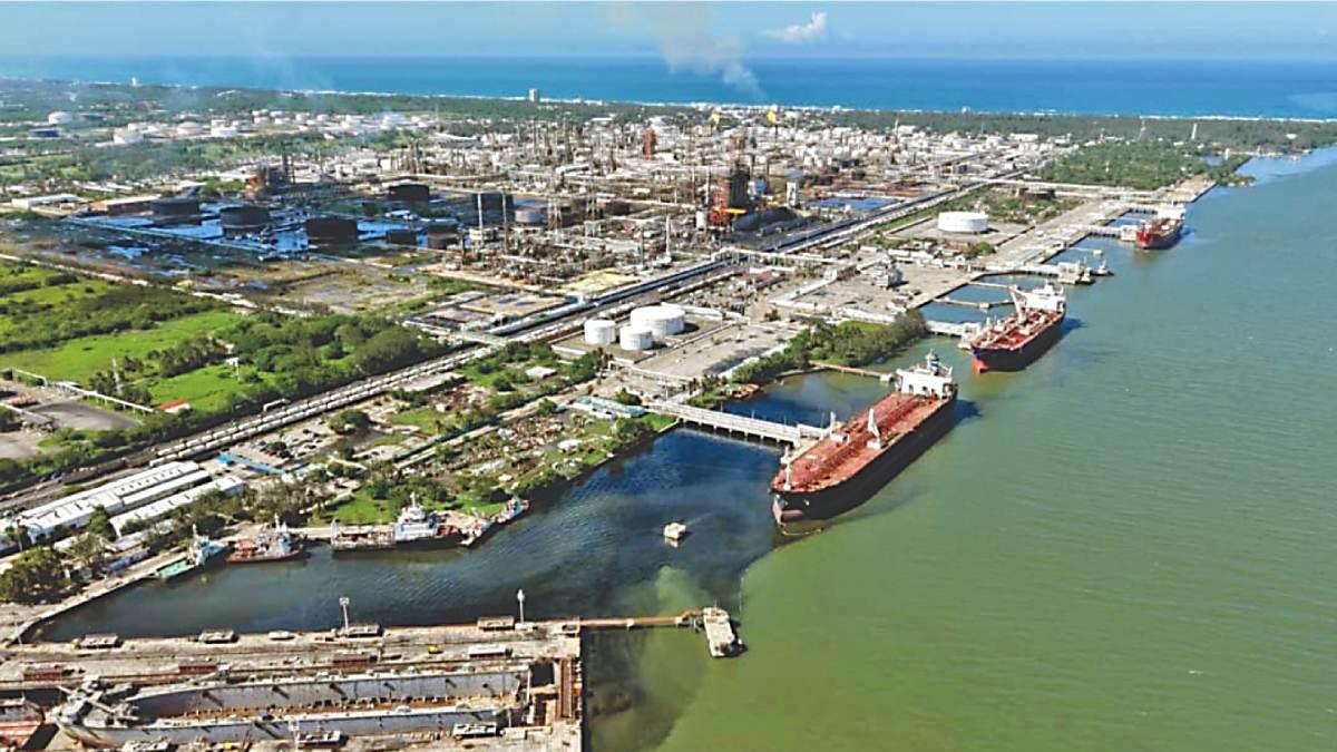 Pemex vigila el río Pánuco por mancha y recolecta muestras