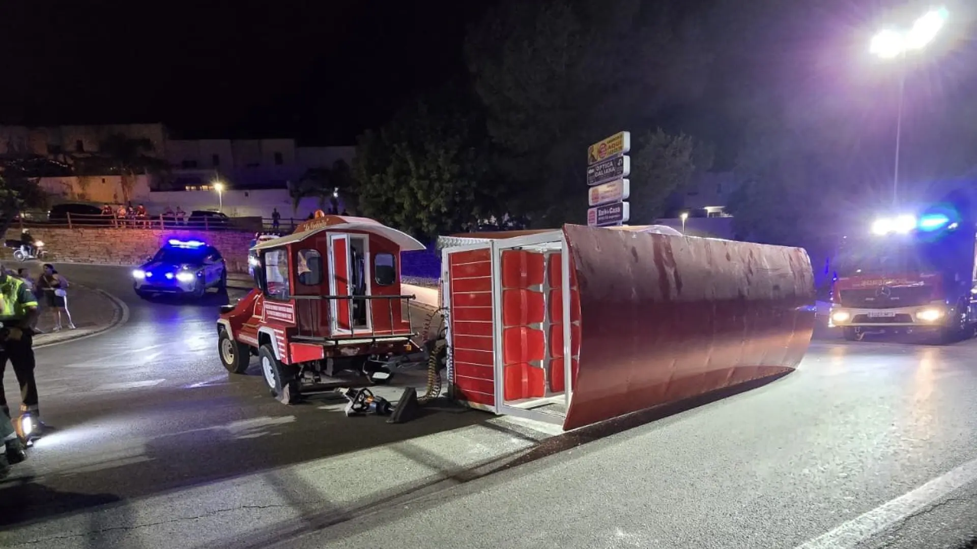 Dieciocho heridos, entre ellos nueve menores, al volcar un tren turístico en Cártama