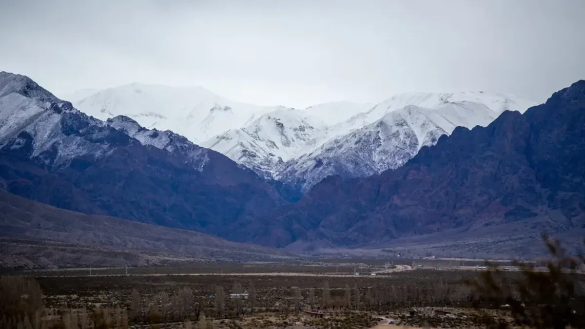 Temporal de viento zonda y nevada afecta a la zona oeste de la provincia
