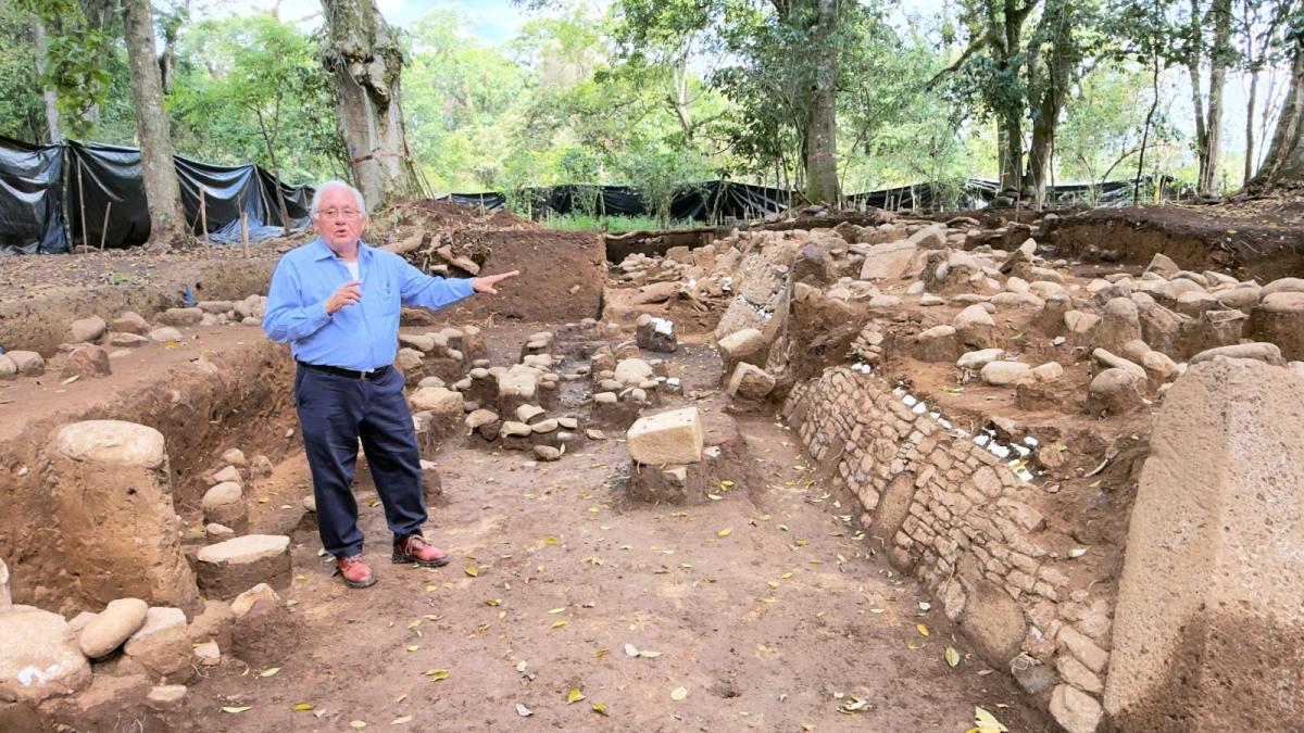 INAH confirma hallazgo de sitio prehispánico y estela única en Coatepec