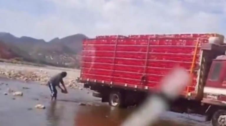 Transportistas varados por los bloqueos utilizan agua de charcos para mantener con vida a pollos en tránsito