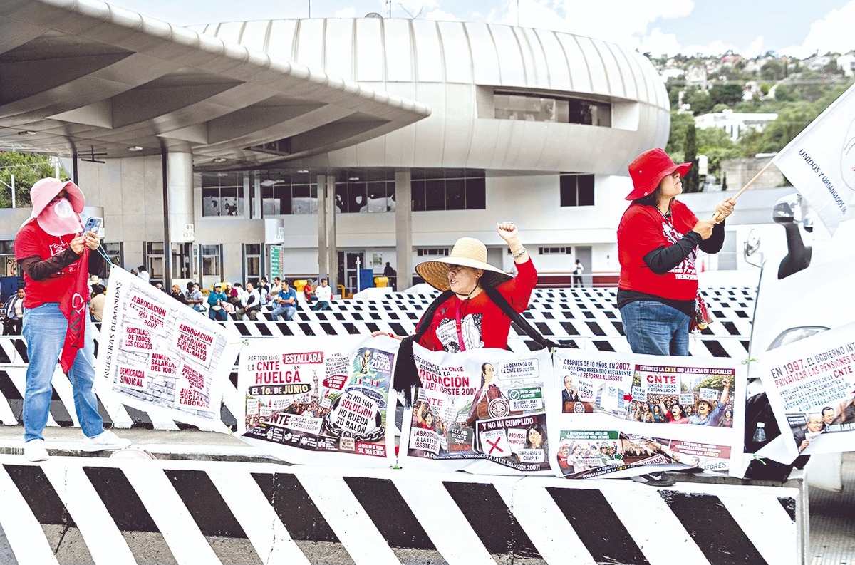 CNTE ocupa casetas y convoca a refuerzos, pero quiere "diálogo"