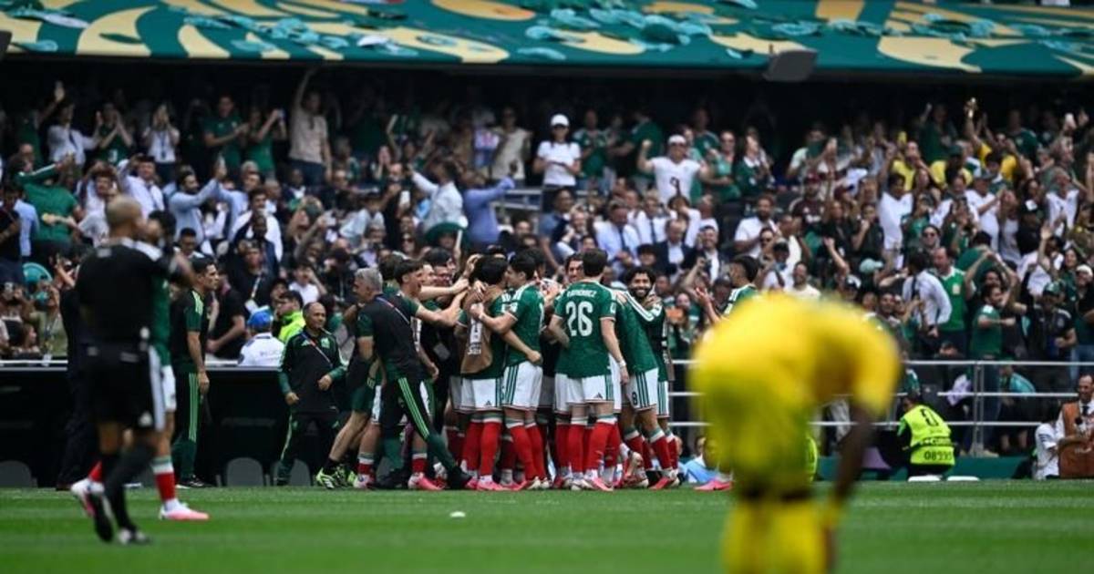 México ganó en el debut en un partido con tres expulsados
