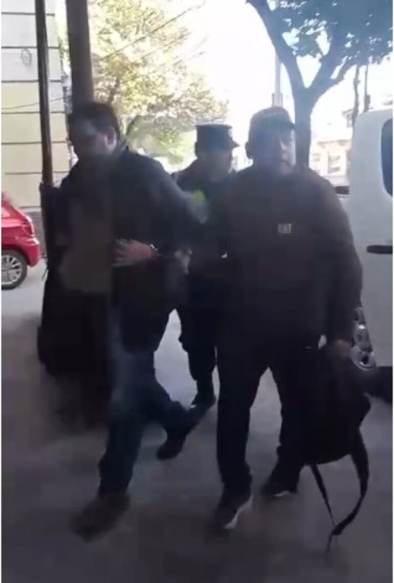 Por denuncia de chofer atrapan a presuntos "carteristas" en un bus sobre Eusebio Ayala - Policiales
