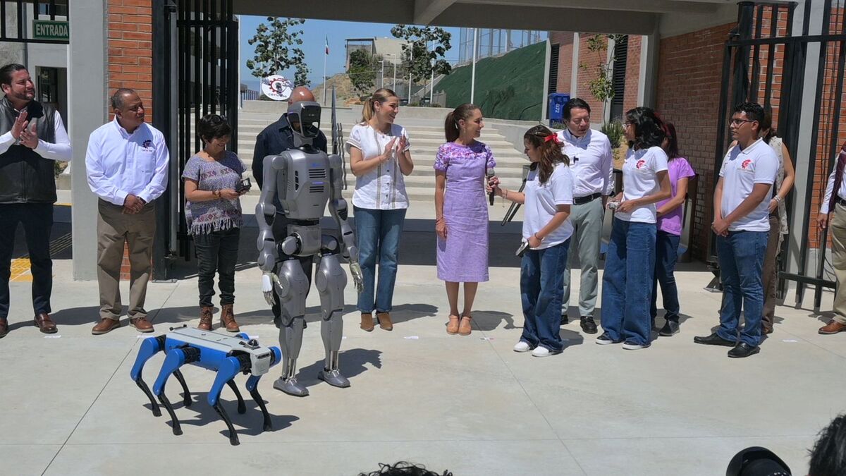 Sheinbaum inaugura Bachillerato Nacional en Tijuana junto a robots
