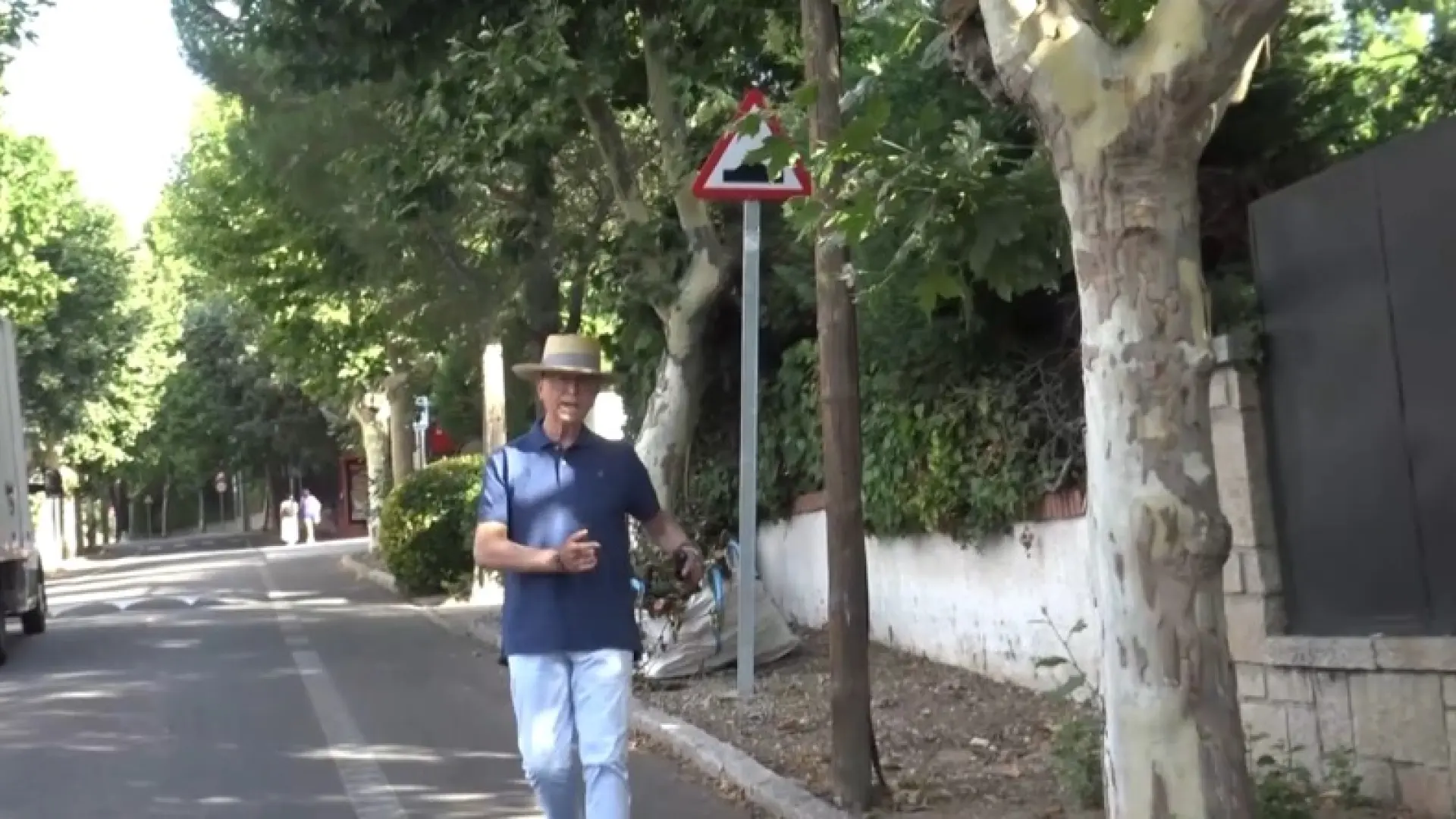 Ortega Cano se marca un vals en plena calle cuando se le pregunta por la serie sobre Rocío Jurado