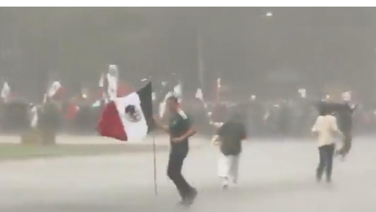 Cantan "Cielito Lindo" bajo la lluvia tras la victoria de México en el Ángel de la Independencia