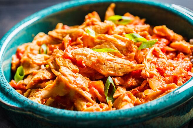 Almuerzo nutritivo para llevar al trabajo: pollo cremoso y papitas criollas en "air fryer"