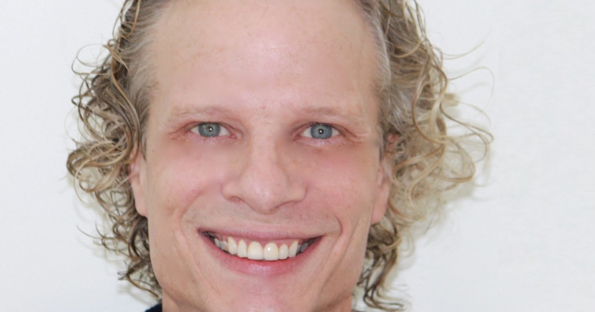 Don Grant, psicólogo: "Hay que estar alerta porque a diferencia de otros factores de riesgo de la crianza visibles, como la salud mental o el uso de sustancias, el abuso del celular por parte de los padres no es tan visible"
