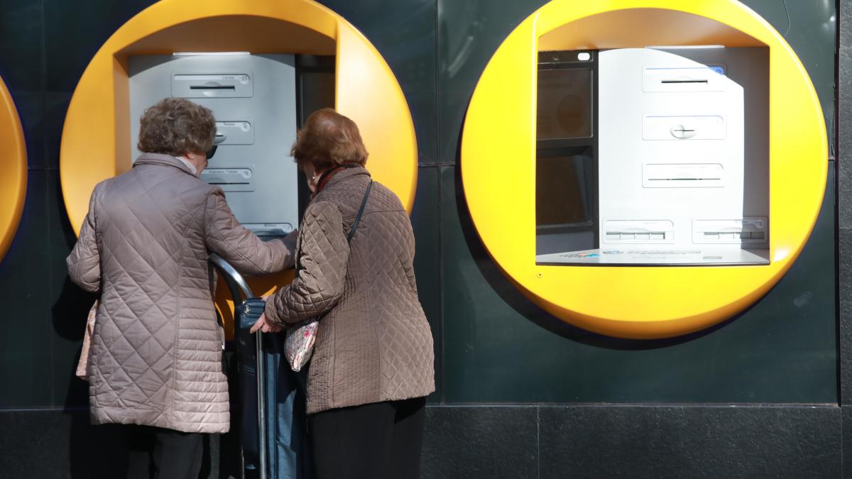 "Yo no sé hacerlo": la exclusión digital acelera el declive físico y mental de los mayores