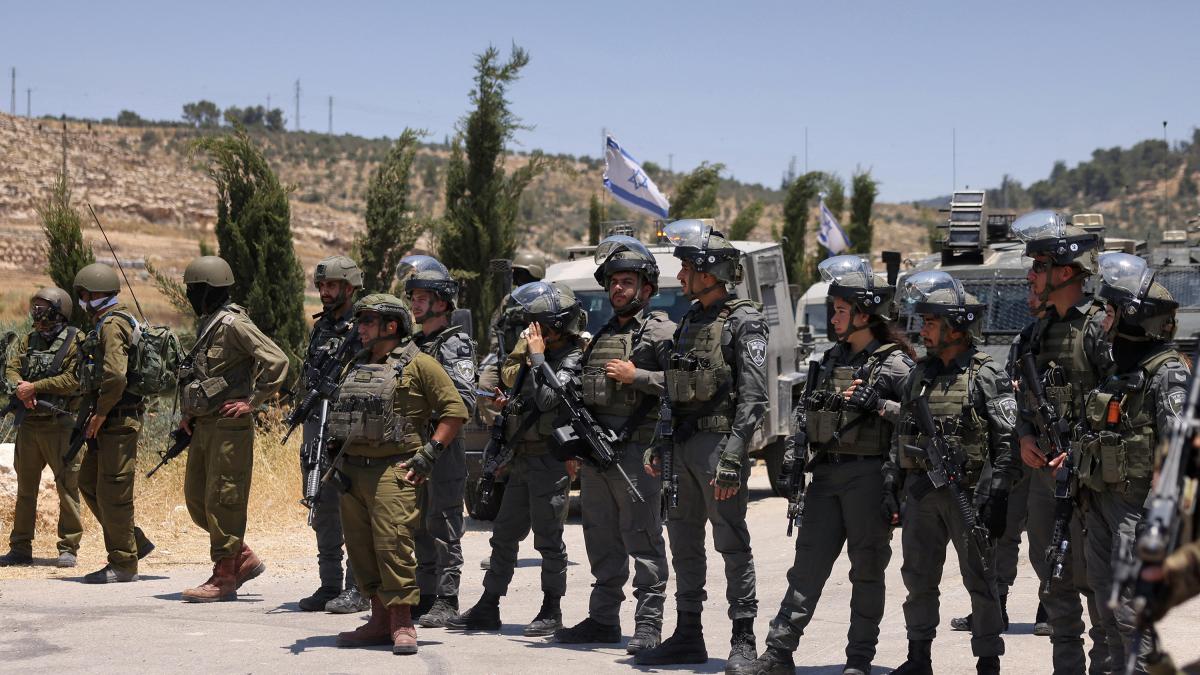 Colonos israelíes invaden zonas civiles de Cisjordania: queman, disparan y atacan con bombas molotov