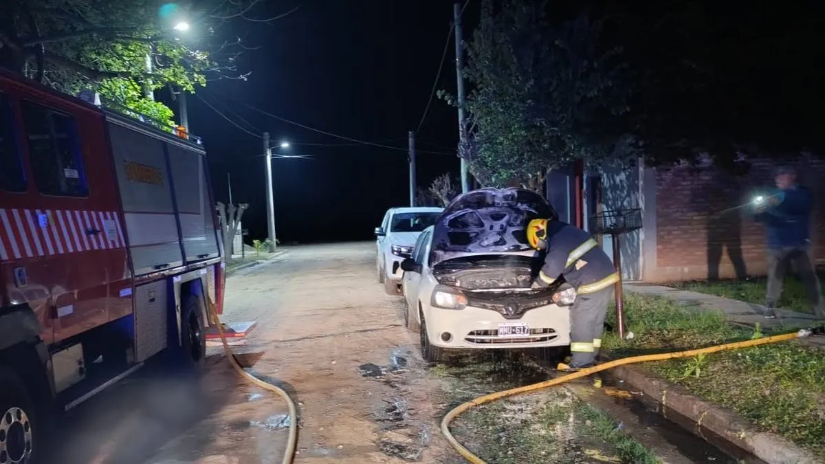 Chumbicha: un automóvil sufrió importantes daños tras incendiarse en plena madrugada