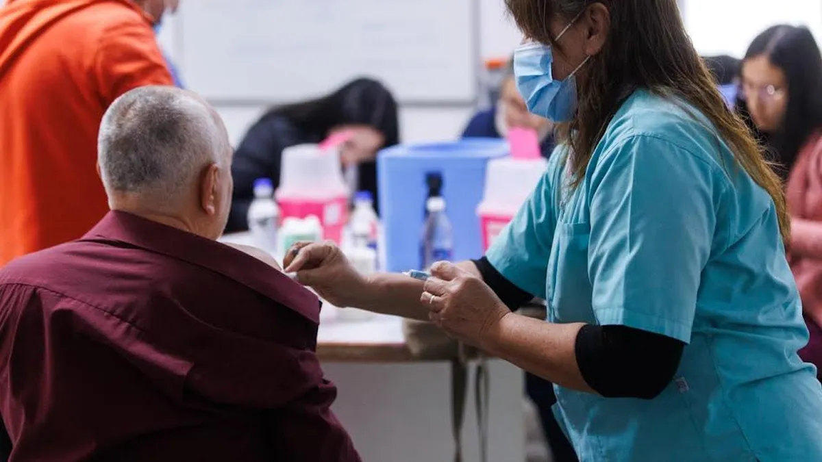 La Capital llevó adelante una jornada de vacunación para adultos mayores