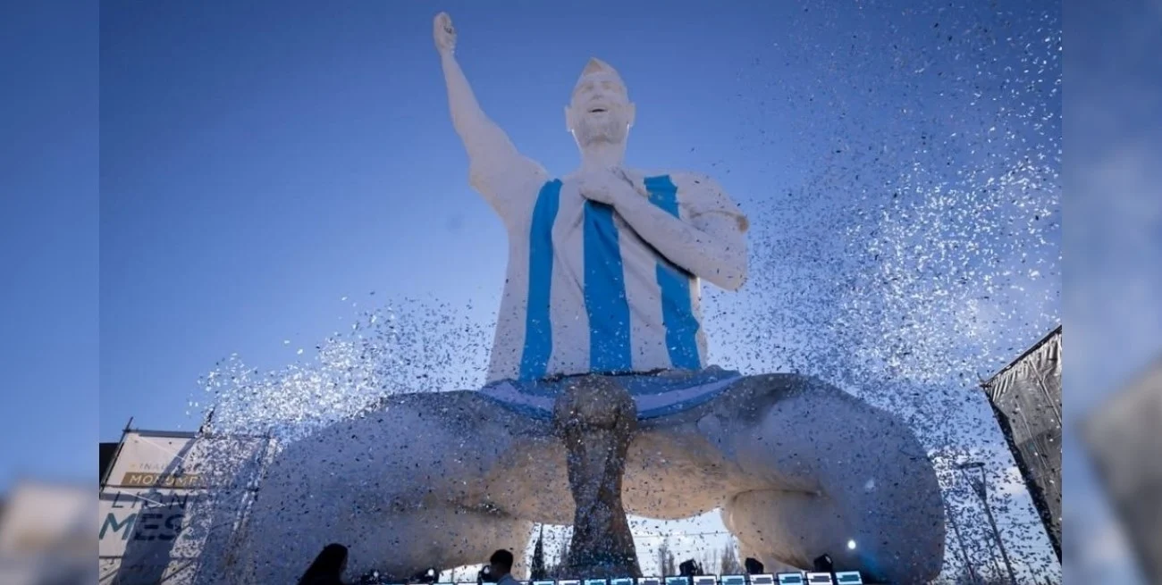 Inauguraron una estatua de Messi de 26 metros en Neuquén y aseguran que es la más alta del mundo