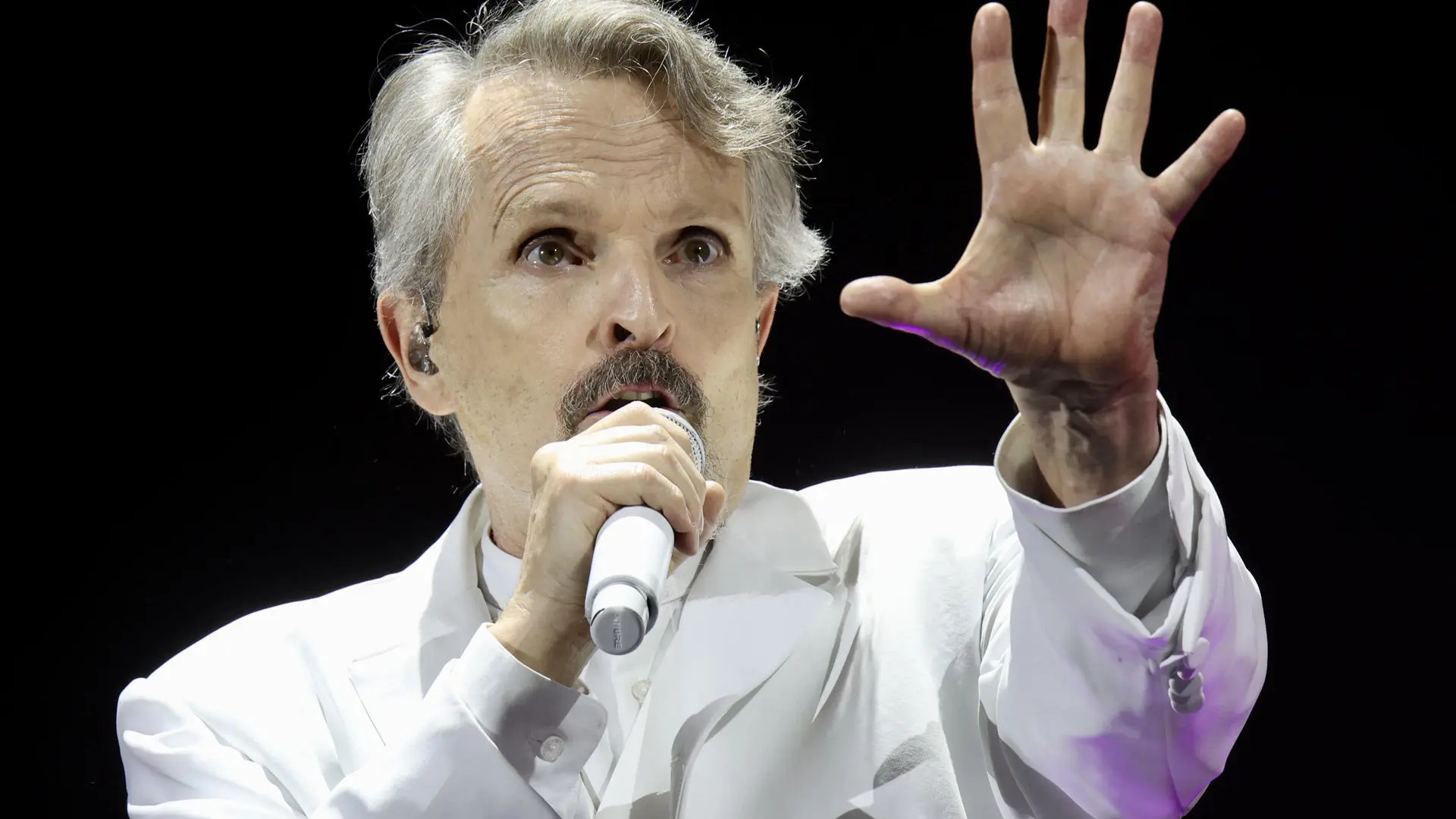 El controvertido vídeo de Miguel Bosé, de rodillas, en homenaje a Henry Nowak: "No puedo respirar"