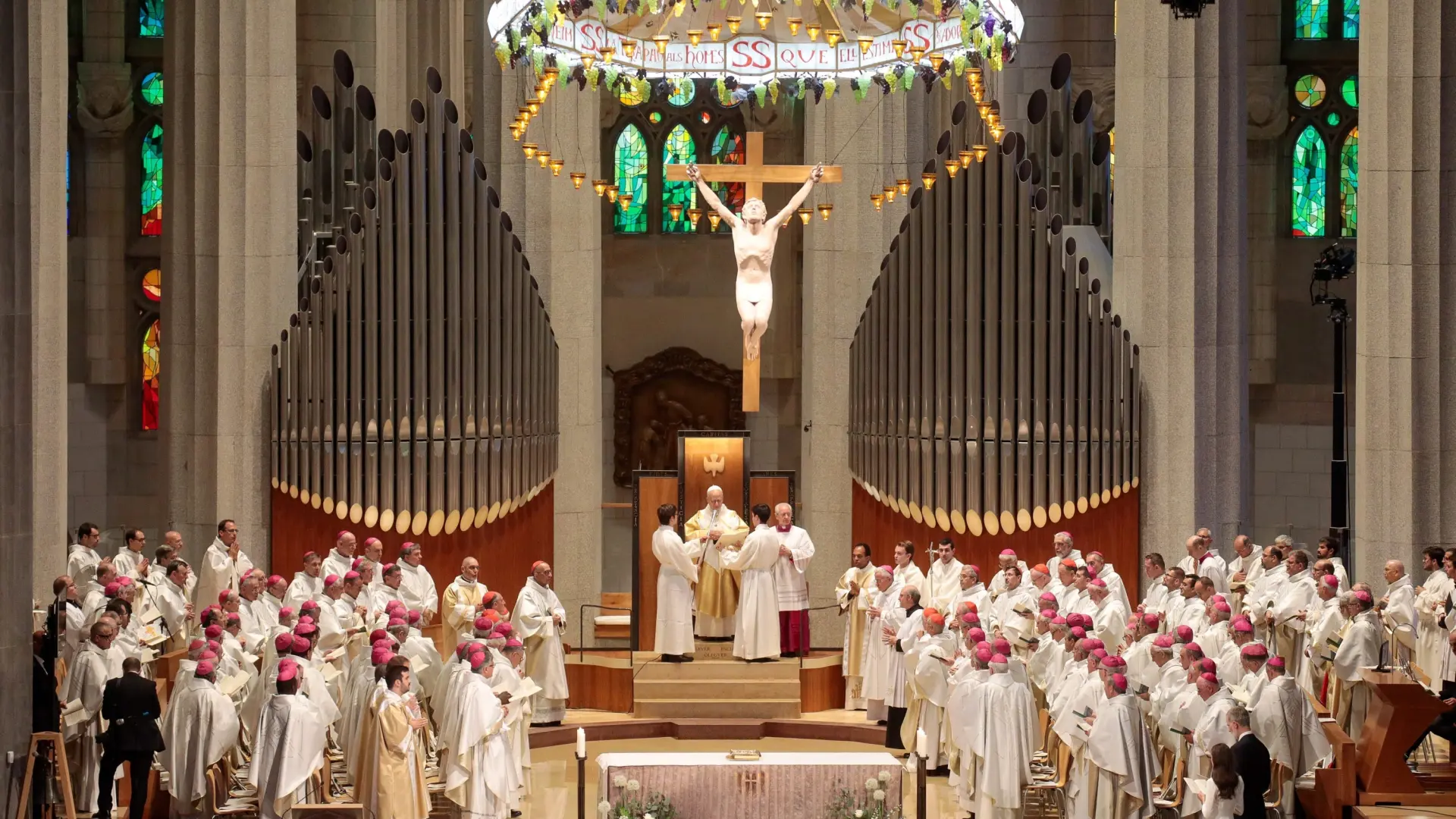 Unos 600 'cantaires' con esteladas, obligados a salir de la misa del Papa en la Sagrada Familia cuando iban a cantar 'Els segadors'