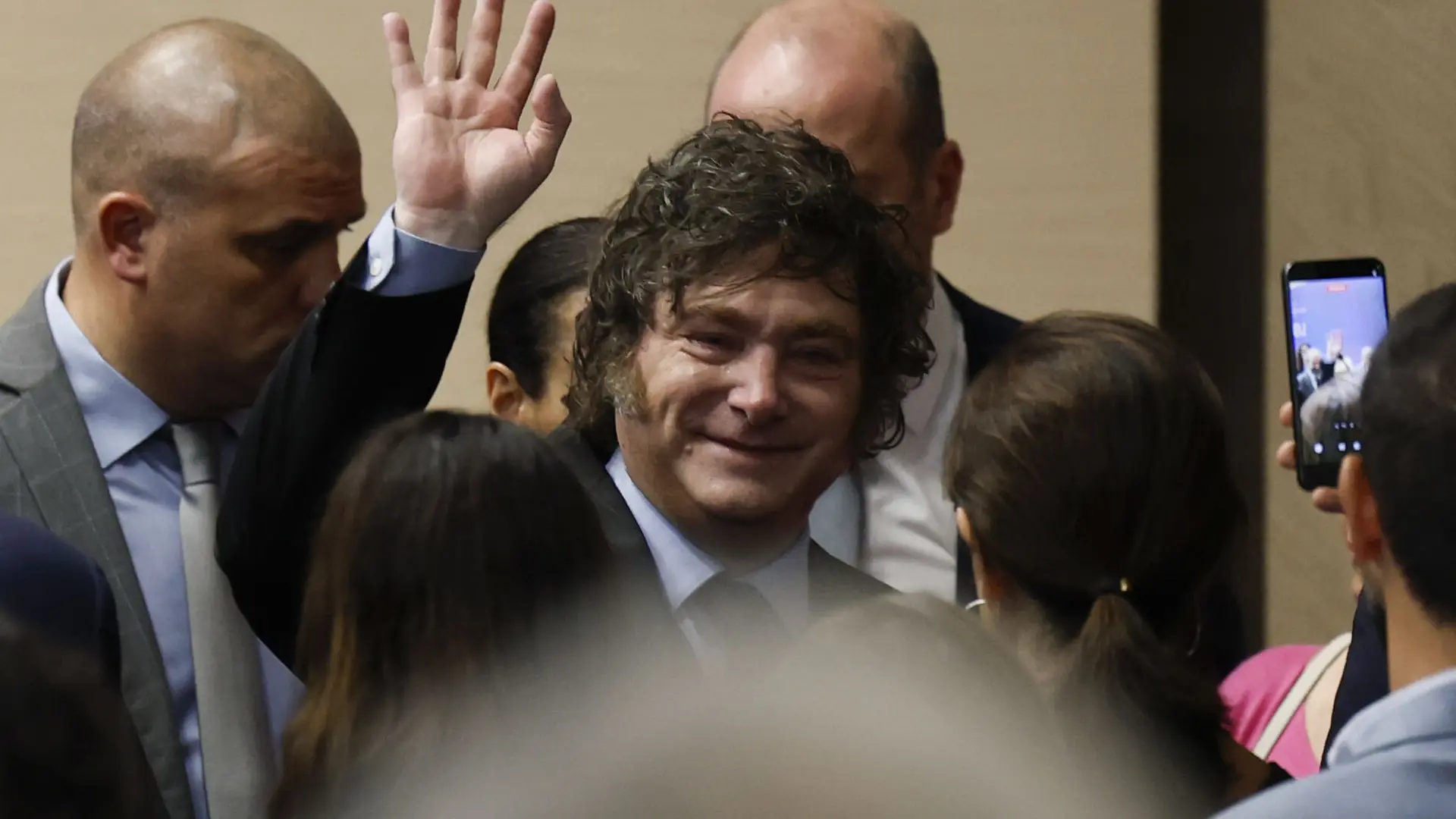 Milei carga contra Zapatero y asegura que a algunos políticos "se les escapan un millón y medio en joyas"