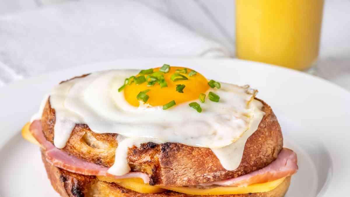 Croque madame al auténtico estilo francés: crujiente y cremoso