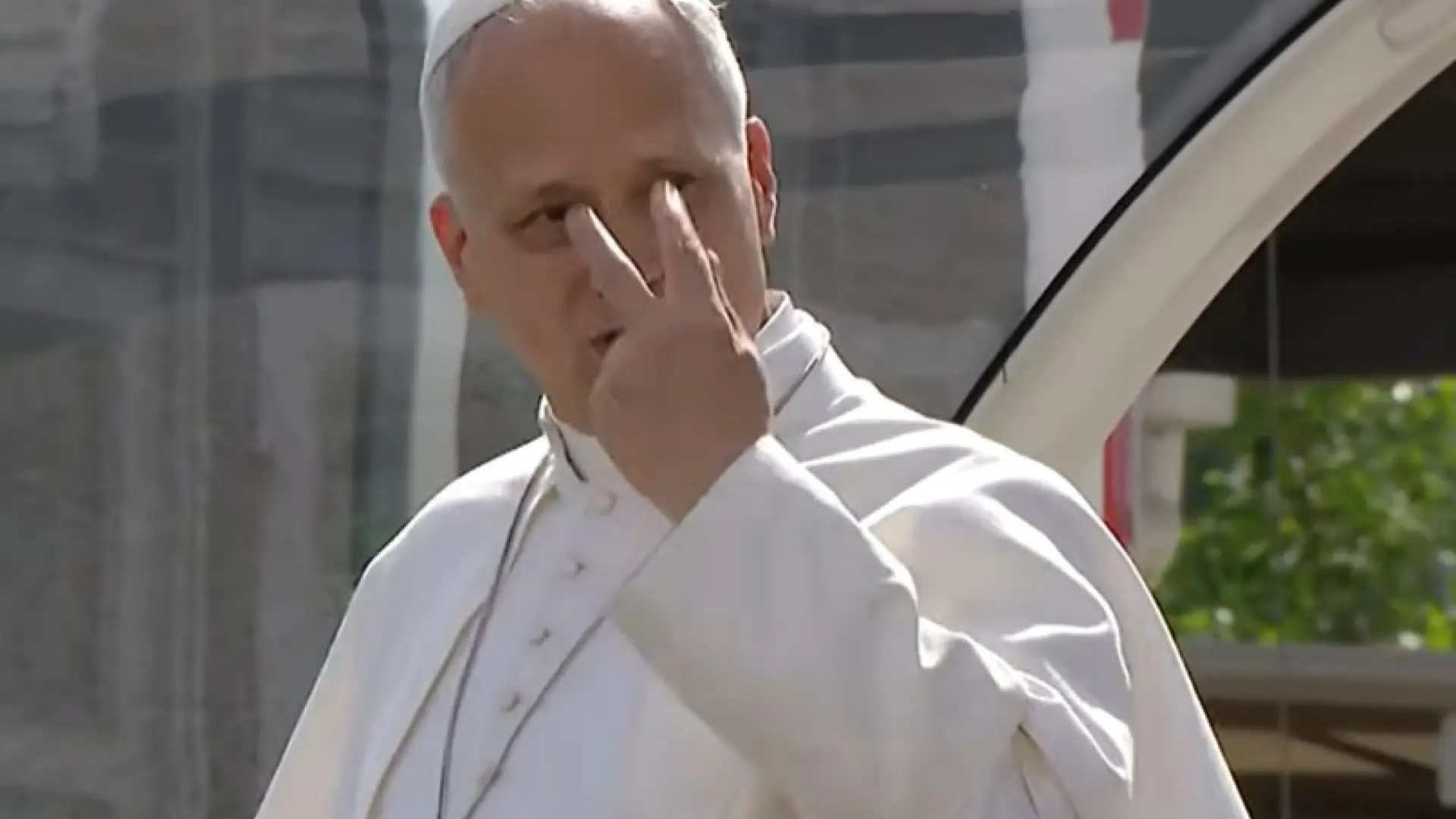 El gesto del Papa León XIV con trabajadores de RTVE a su paso por Torrespaña