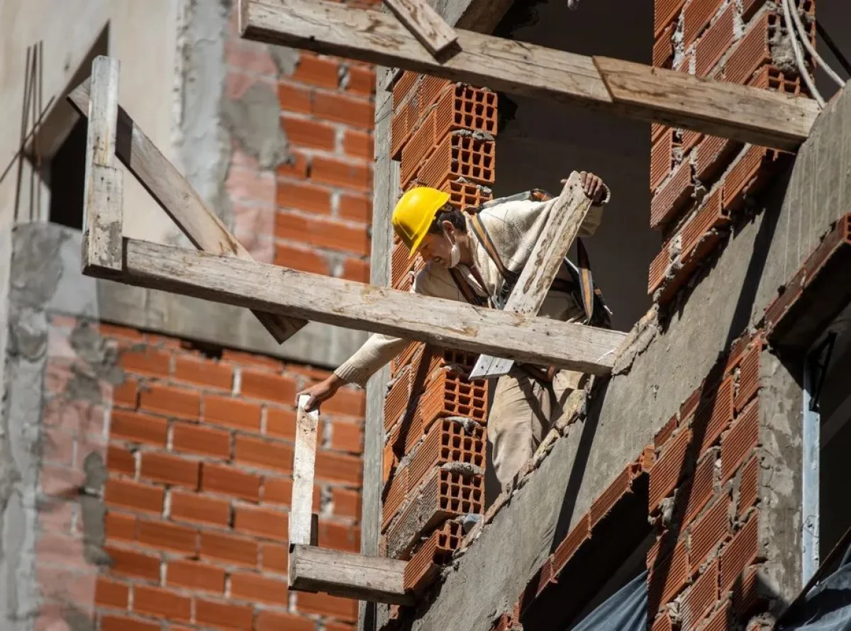 La construcción volvió a caer y registró en abril su peor retroceso en más de un año