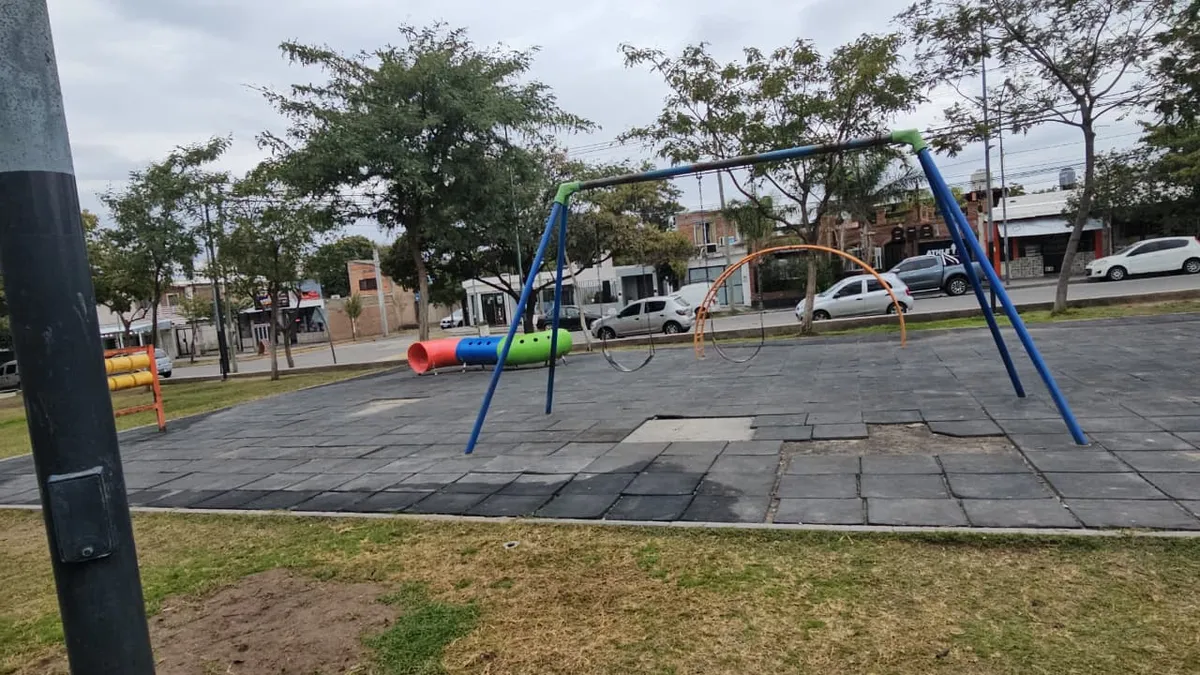 Violenta caída de un niño de un tobogán en el norte de la capital