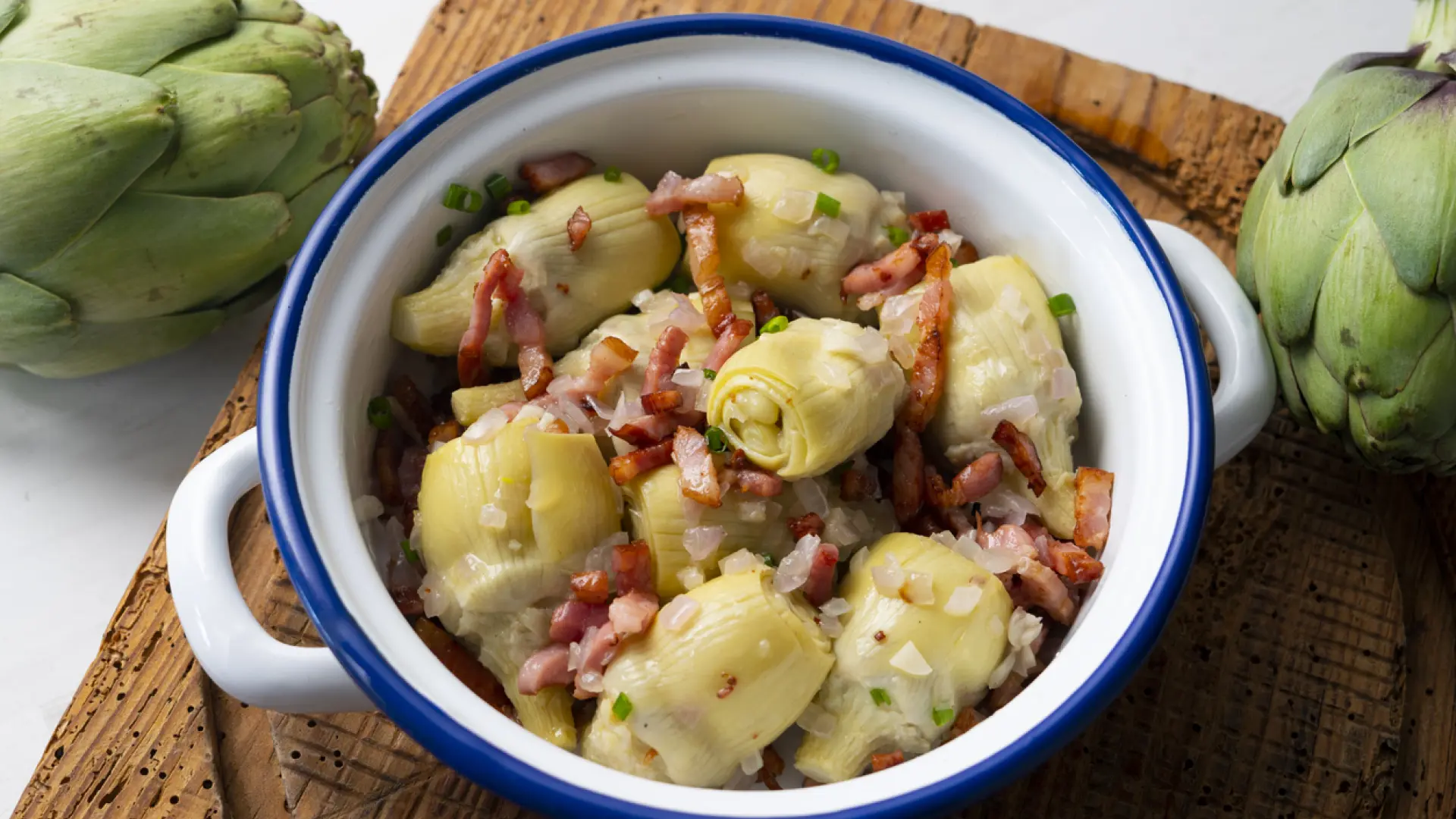 Alcachofas con bechamel, un plato económico para aprovechar este alimento