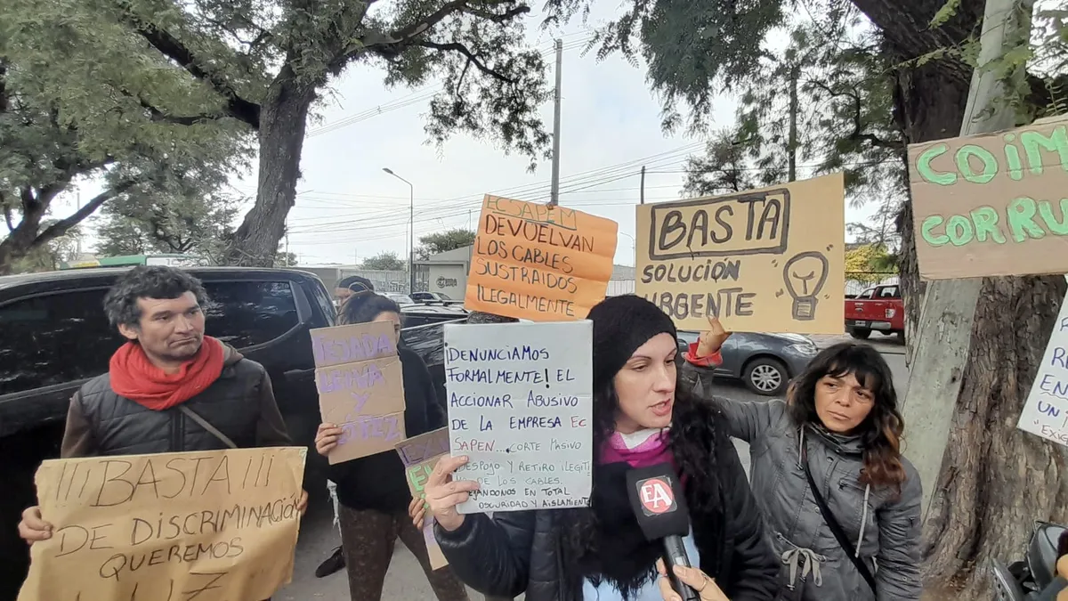 Vecinos de La Quebrada protestaron para exigir acceso legal al servicio eléctrico