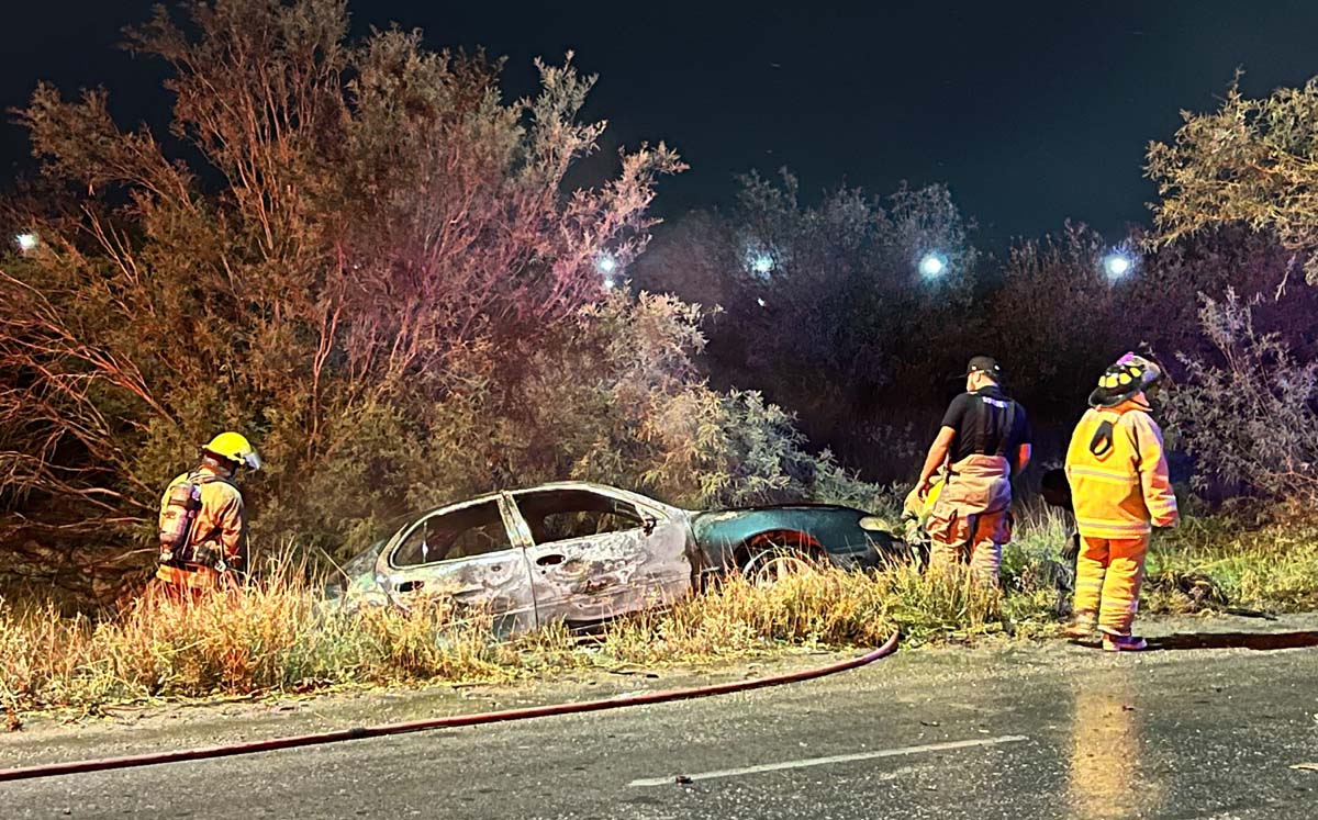 Auto se incendia tras ser chocado por camión en Torreón