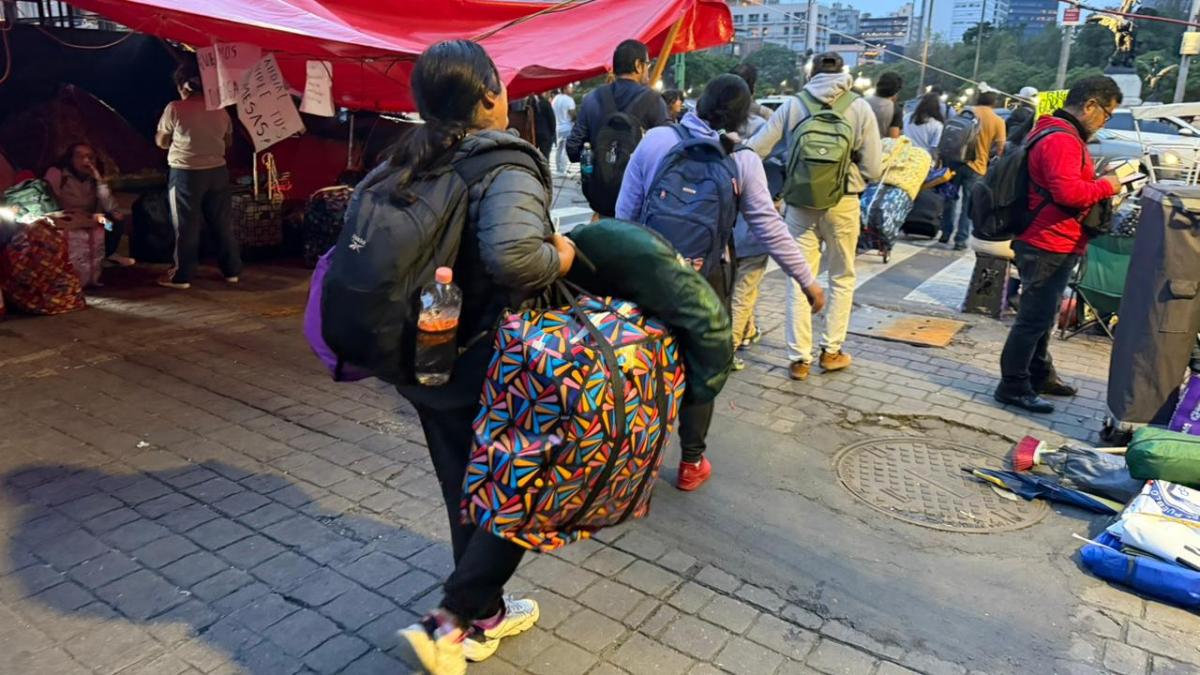 Maestros levantan plantón del Zócalo para reorganizarse