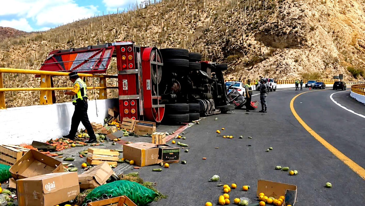 Choque de camión en la Cuacnopalan-Oaxaca deja muertos y heridos