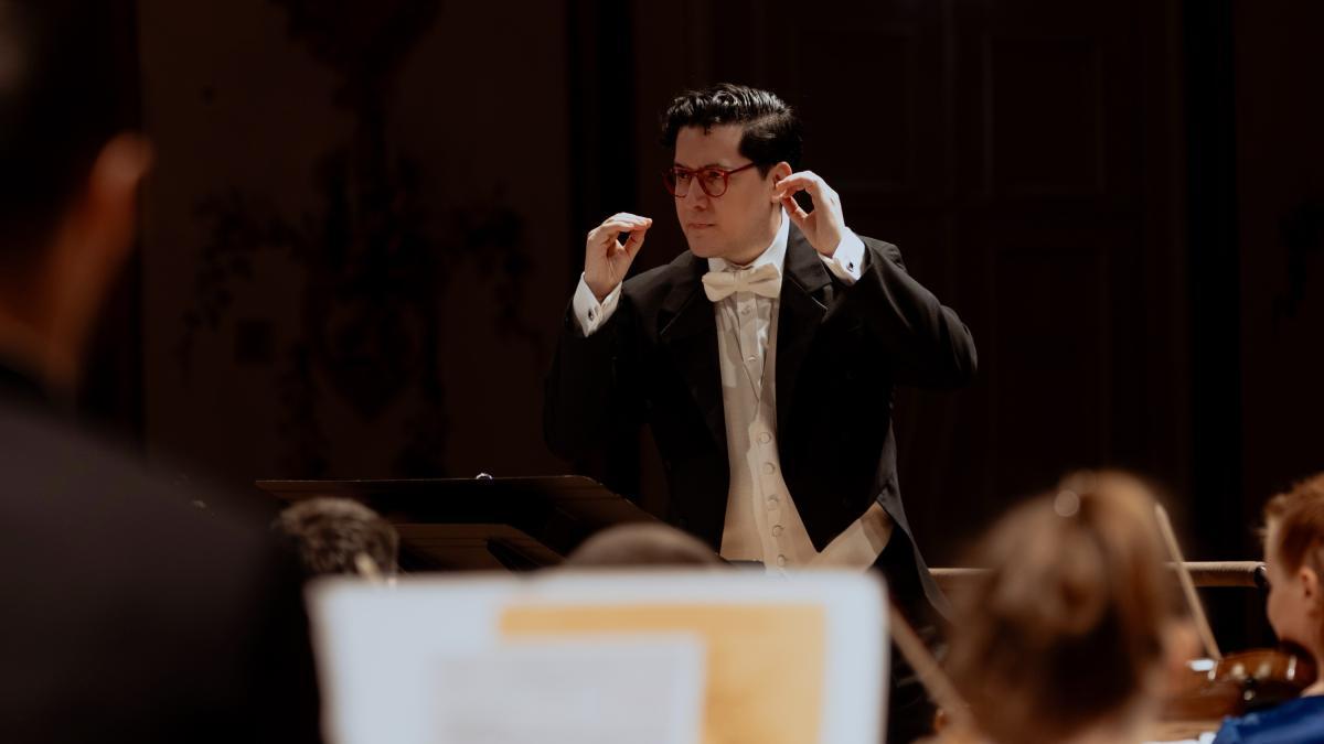 Felipe Tristán es el primer mexicano en dirigir la Filarmónica de San Antonio