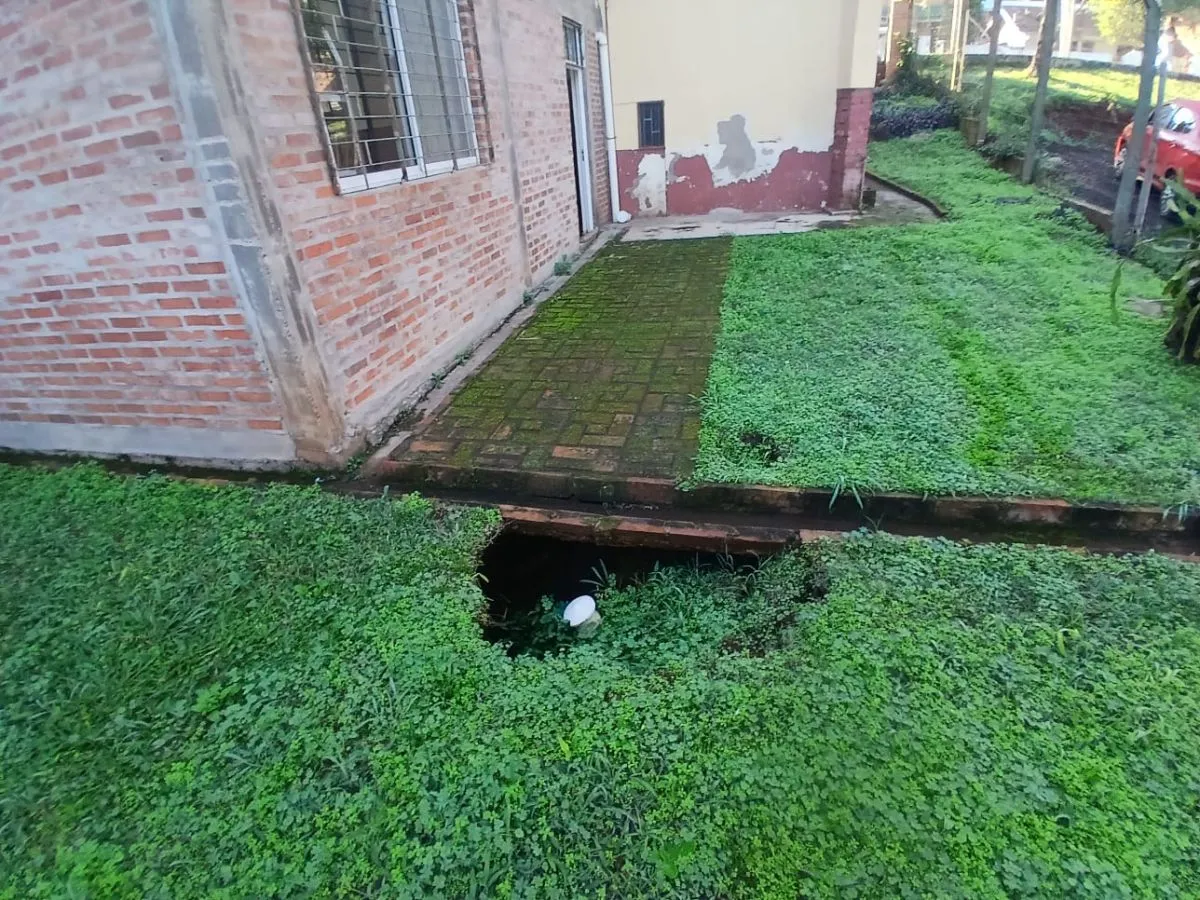 Preocupación en la Biblioteca Popular de Eldorado por un socavón que amenaza parte de su edificio