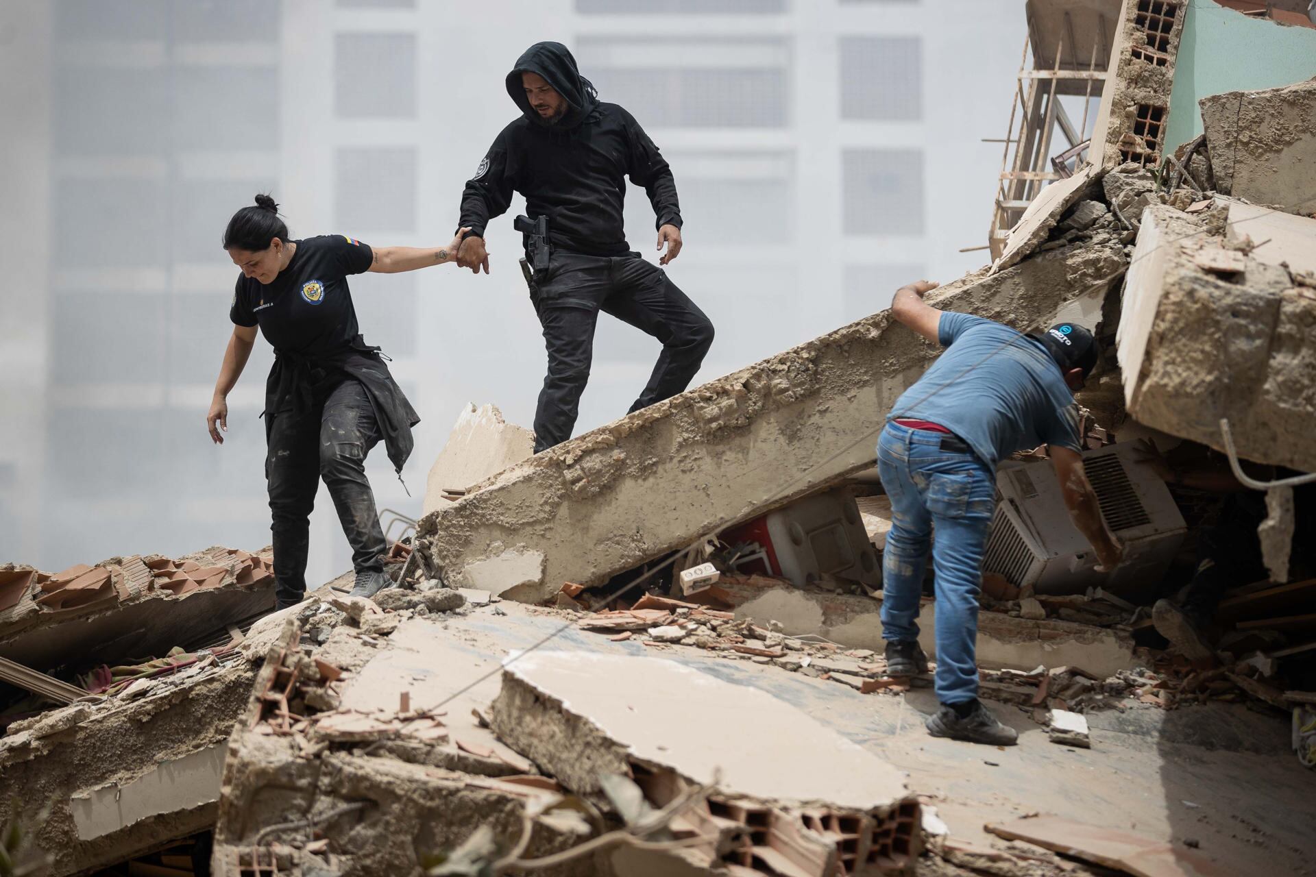 Terremotos en Venezuela: La Guaira clama ayuda del Gobierno mientras vecinos buscan sobrevivientes entre los escombros