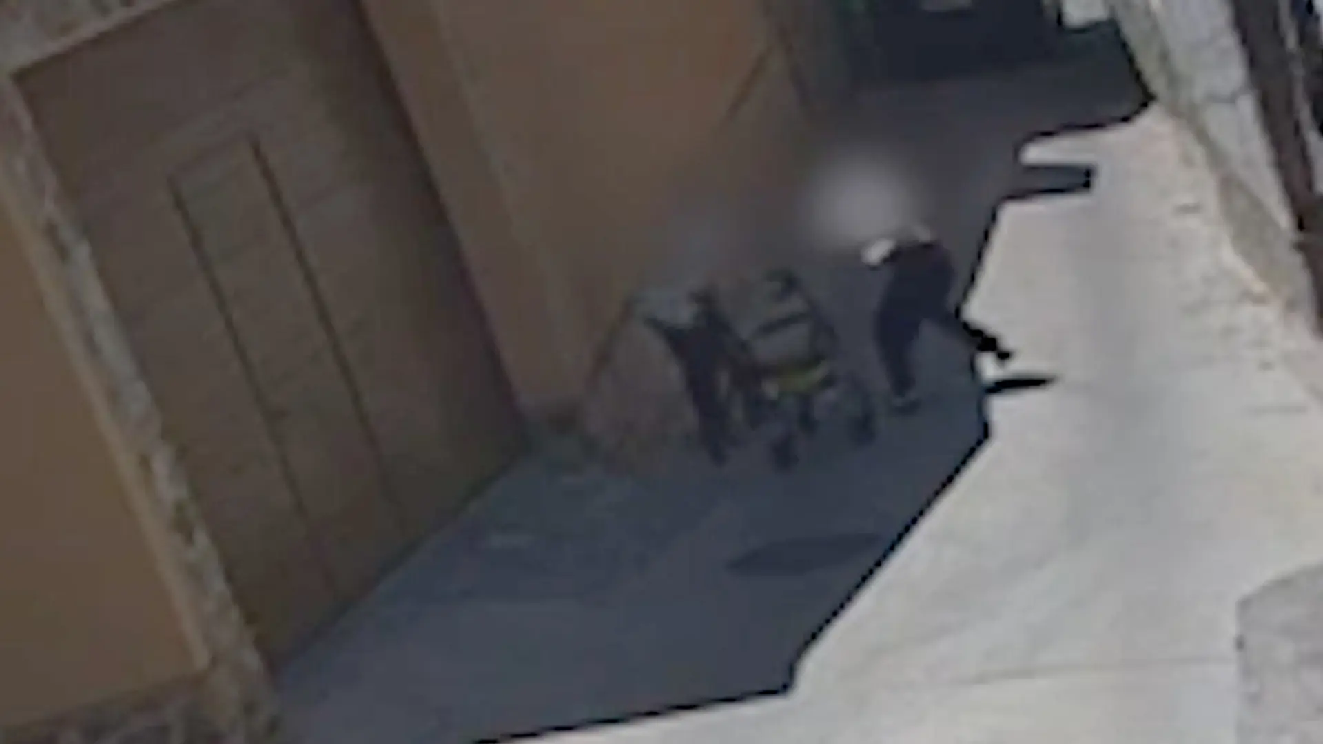 Detenidos 4 ladrones del 'método del abrazo cariñoso ' tras ser captados 'in fraganti' por una cámara en Málaga