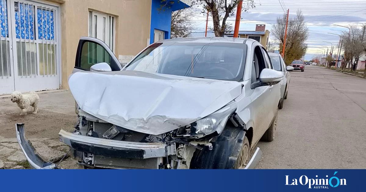 Importantes daños materiales tras una violenta colisión entre un auto y una camioneta