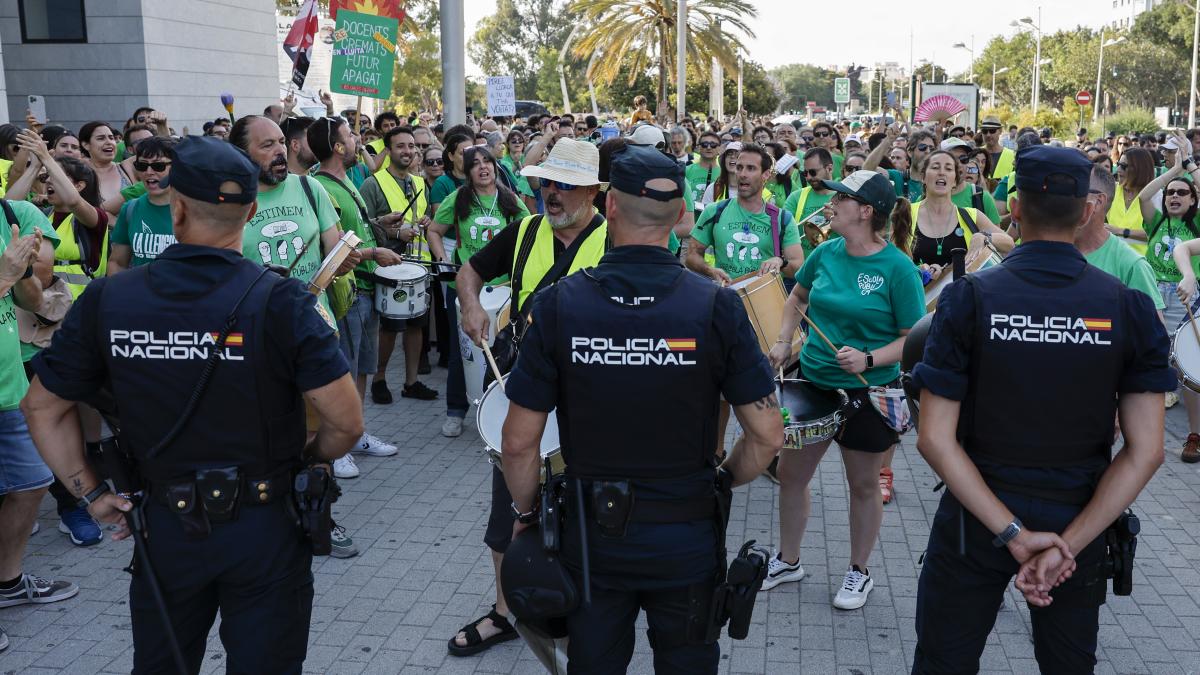 Sindicatos piden a Educación una negociación presencial: "No somos delincuentes"
