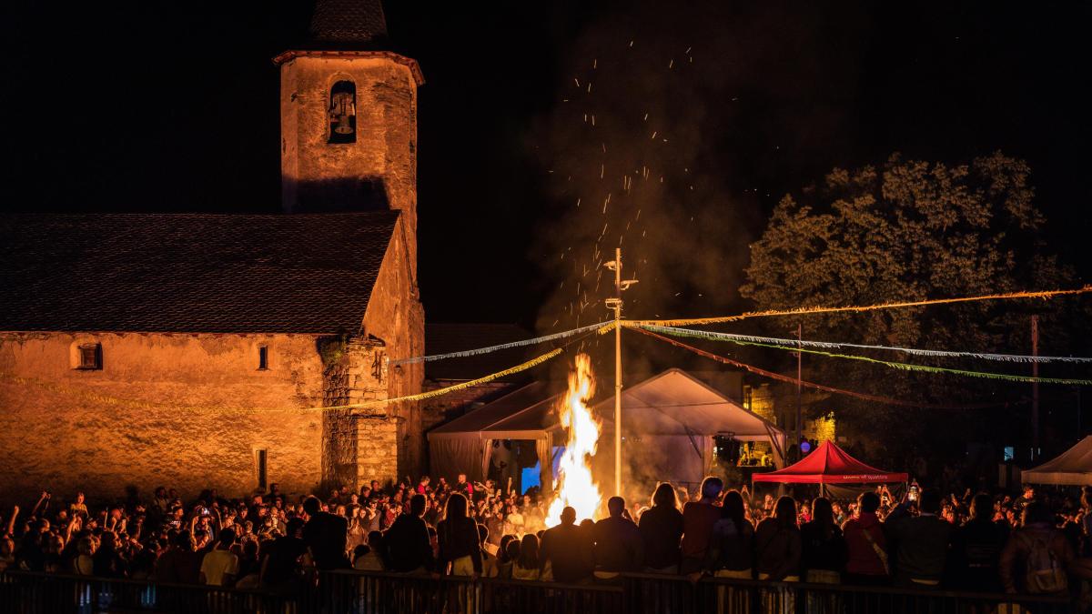Bombers atienden 1.407 avisos durante la verbena de Sant Joan en Catalunya