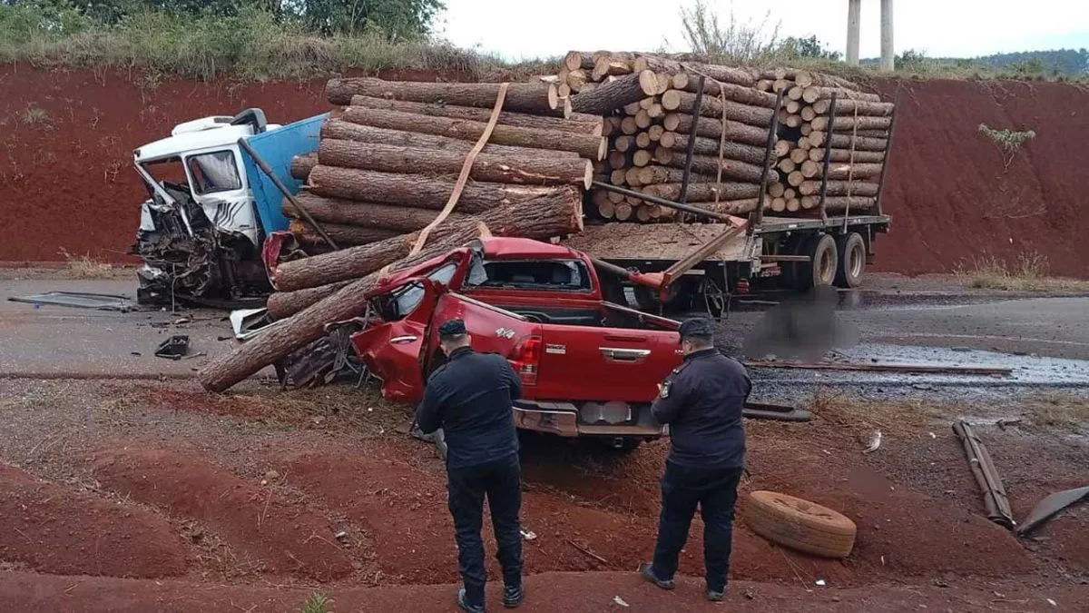 Joven amenazó a su ex, robó una camioneta y chocó contra un camión