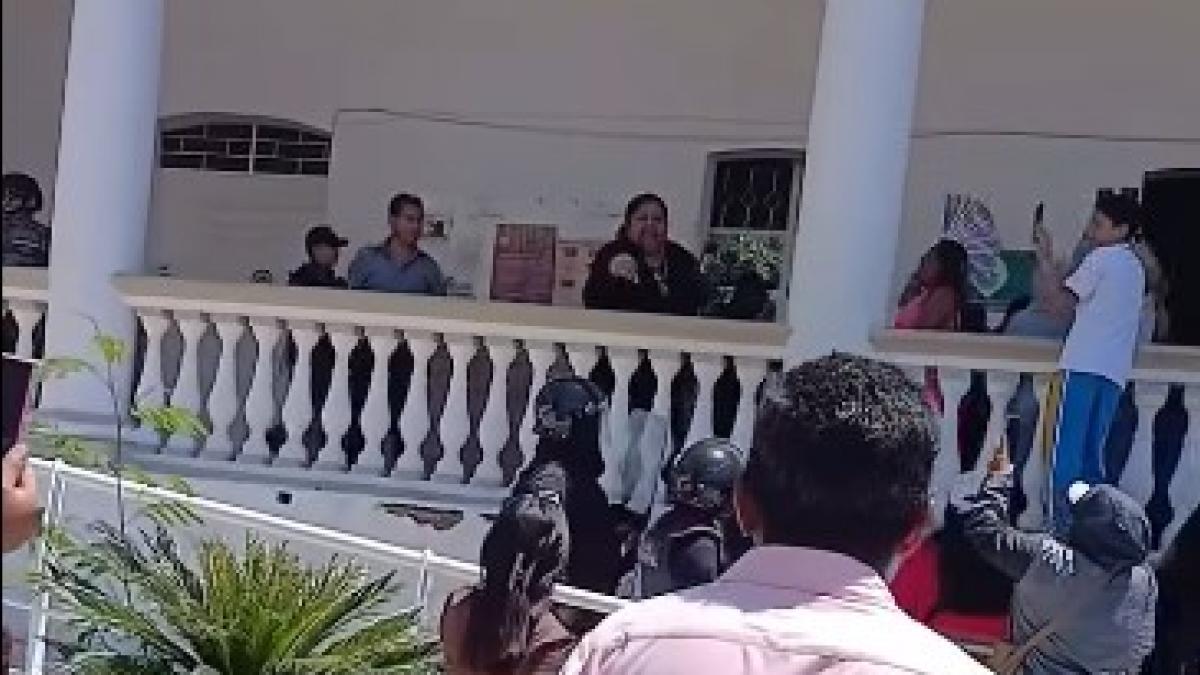 Pobladores toman presidencia municipal de Acatlán; protestan por mala gestión