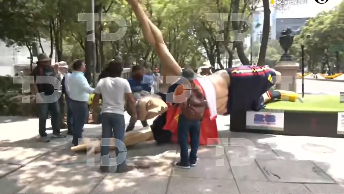 Derriban estatuas mundialistas en Reforma durante protesta CdMx