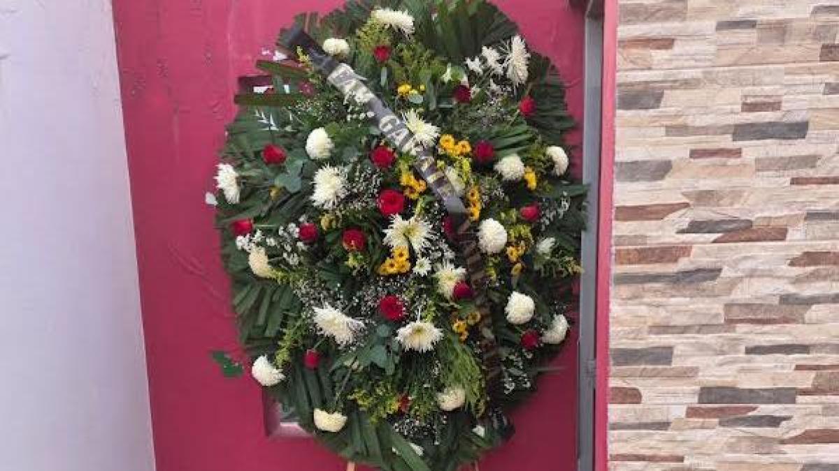 Dejan corona fúnebre en casa de diputada local en Sinaloa