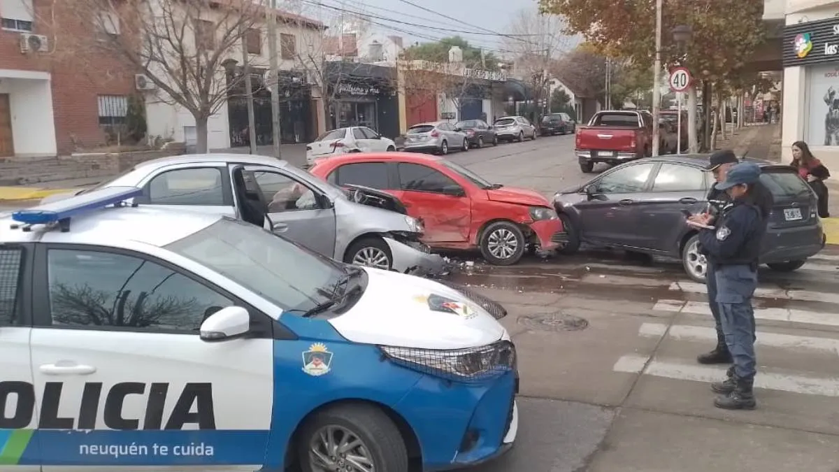 Fuerte choque en una esquina en centro oeste de Neuquén, con tres autos involucrados